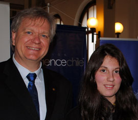 Dr. Brian Schmidt, Premio Nobel de FÃ­sica 2011 y una de las alumnas chilenas asistentes al evento.