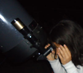 Los niños son los probablemente los más felices al ver el cielo con los telescopios