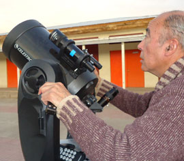 El uso de telescopios profesionales implica la contratación de técnicos especializados.