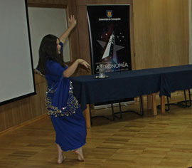 La bailarina de danza árabe, Norma Gómez amenizá la despedida del astrónomo.