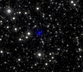La nova descubierta se ve en esta imagen como un punto azul. Para encontrarla, los astrónomos obtuvieron tres imágenes de la misma zona en 2010, 2011 y 2012, y sólo en esta última apareció el punto azul