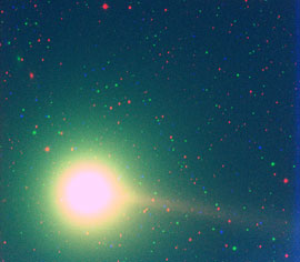 Imagen tomada con el CATA 500 donde se ve en colores el cometa. (Se usaron tres filtros: azúl, amarillo y rojo)