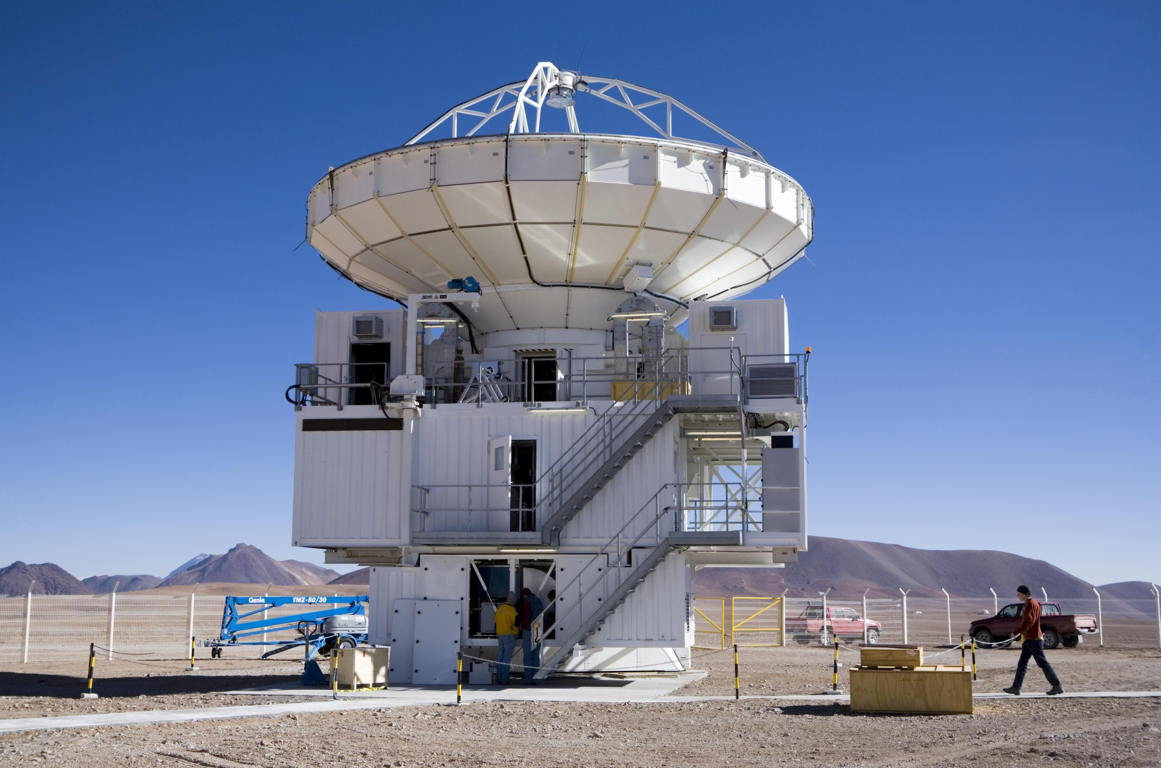 Imagen del Radiotelescopio APEX. Instrumento que sirve de simil para la construcción de LLAMA
