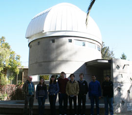 Estudiantes de Yale y el profesor Maza, junto al Radio Observatorio Mini