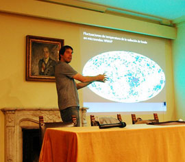 El astrónomo UC Gaspar Galaz, dictando la charla:  Las interrogantes de la astronomía y los futuros telescopios en Chile