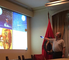 Ronald Mennickent, astrónomo de la Universidad de Concepción dictando la charla: Explorando la relación entre astronomía y arte
