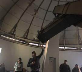 Víctor Salinas, charlista del taller, mostrando el Telescopio Gautier en el Observatorio Astronómico Nacional, Cerro Calán