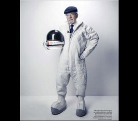 José Maza posando para las cámaras vistiendo un traje de astronauta en sesión fotográfica para diario el Mercurio