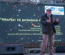Casi dos horas duró la charla del científico de la Universidad de Chile