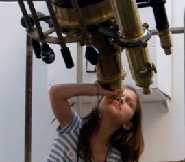 Los niños conceran los diferentes telescopios del Observatorio