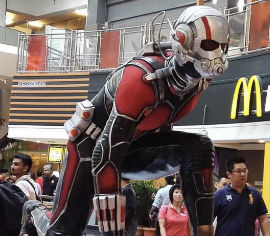 Antman es un personaje espectacular capaz de modificar su tamaño. Su super poder será contratado con la realidad material de la física contemporánea