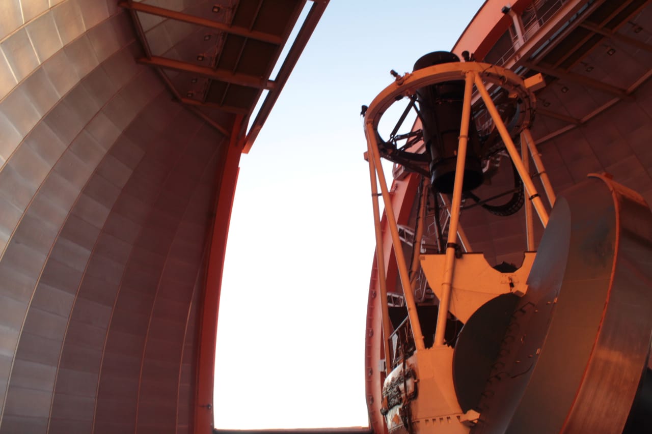 Dark Energy Camera (DECam) instrumento emplazado en el Telescopio Blanco de 4 metros del Observatorio Interamericano Cerro Tololo