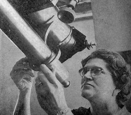 Adelina Gutiérrez comenzó a trabajar en el Observatorio Astronómico Nacional de la U. de Chile el 1 de junio de 1949, lugar donde se dedicó inicialmente a reducir datos astronómicos.