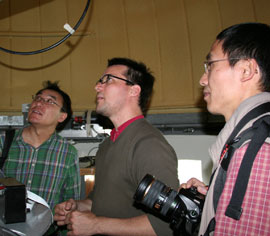 Astrónomos chinos se enteran del trabajo de Radiotelescopio Mini, en Cerro Calán.