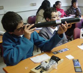 Estudiantes aprendiendo cómo se usa el galileoscopio