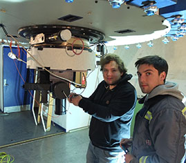 Estudiantes de ingeniería participaron en el desarrollo e instalación del nuevo instrumento en La Silla. En la Imagen Luca Antonucci y Rafael Ormazabal.