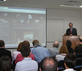 Rector de la Universidad de Chile, Ví­ctor Pérez, saluda al Equipo Calán Tololo por sus logros científicos.