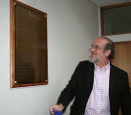 René Méndez, Director del DAS descubre placa conmemorativa al proyecto Calán Tololo.