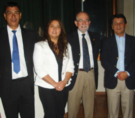 Al centro de la imagen, la Sra. Claudia Gajardo y el astrónomo de la U. de Chile, el profesor José Maza.